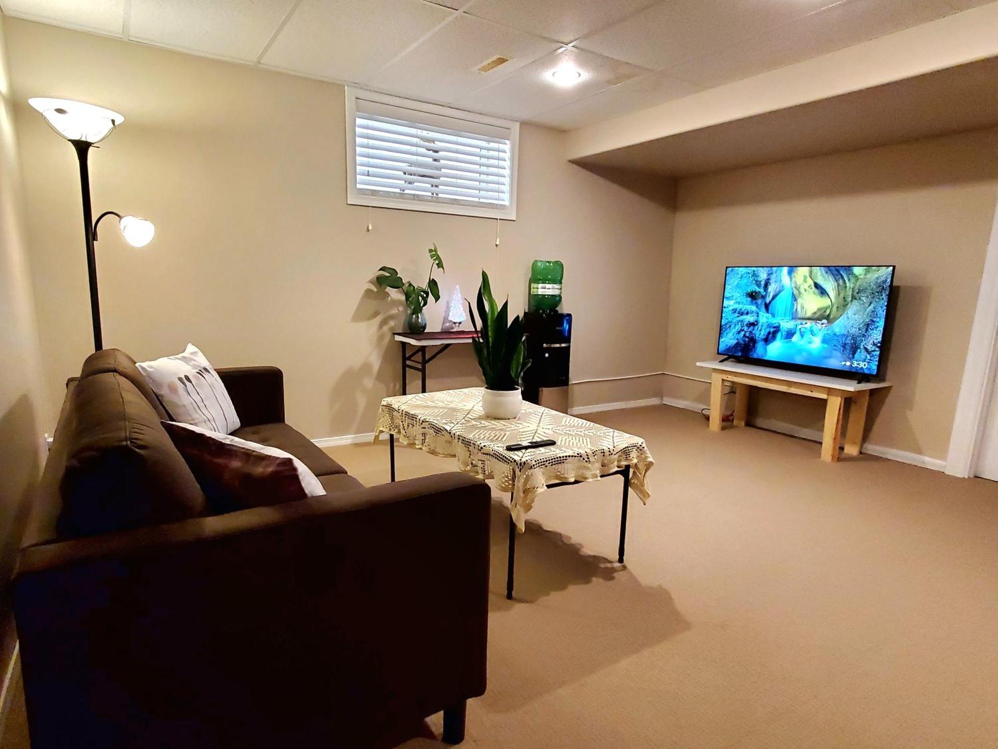 Saskatoon Lashyn Cove Homestay מראה חיצוני תמונה