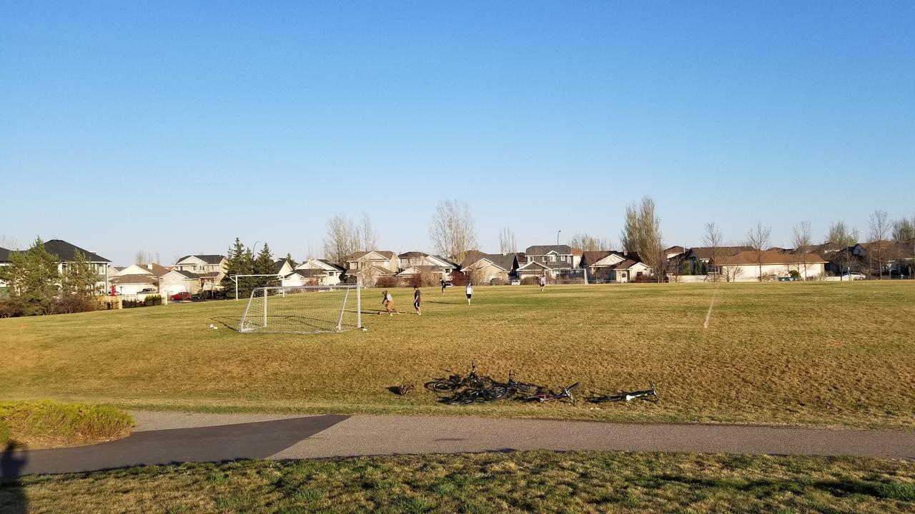 Saskatoon Lashyn Cove Homestay מראה חיצוני תמונה