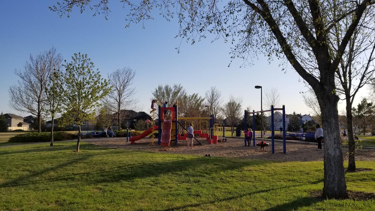 Saskatoon Lashyn Cove Homestay מראה חיצוני תמונה
